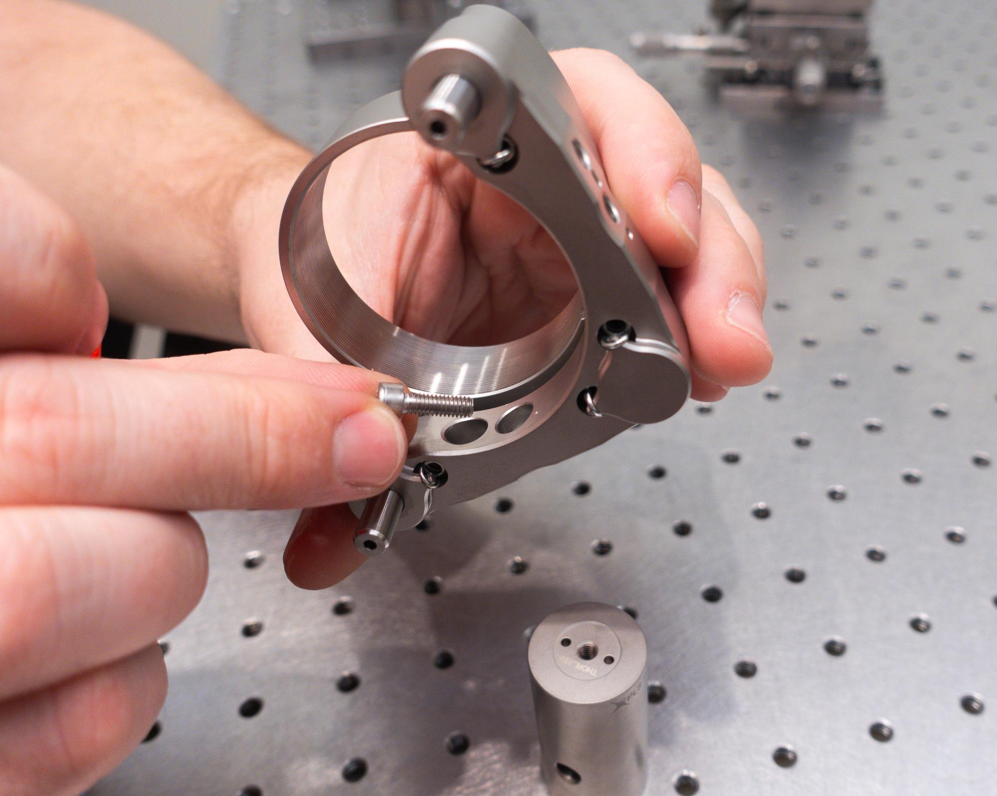 Inserting an M4 screw into a Polaris mount